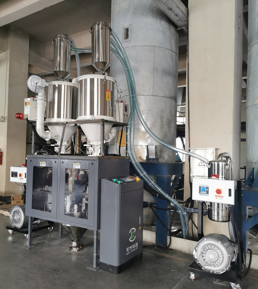 雙計(jì)量母粒機(jī)安裝現(xiàn)場(chǎng) 色母粒喂料機(jī)