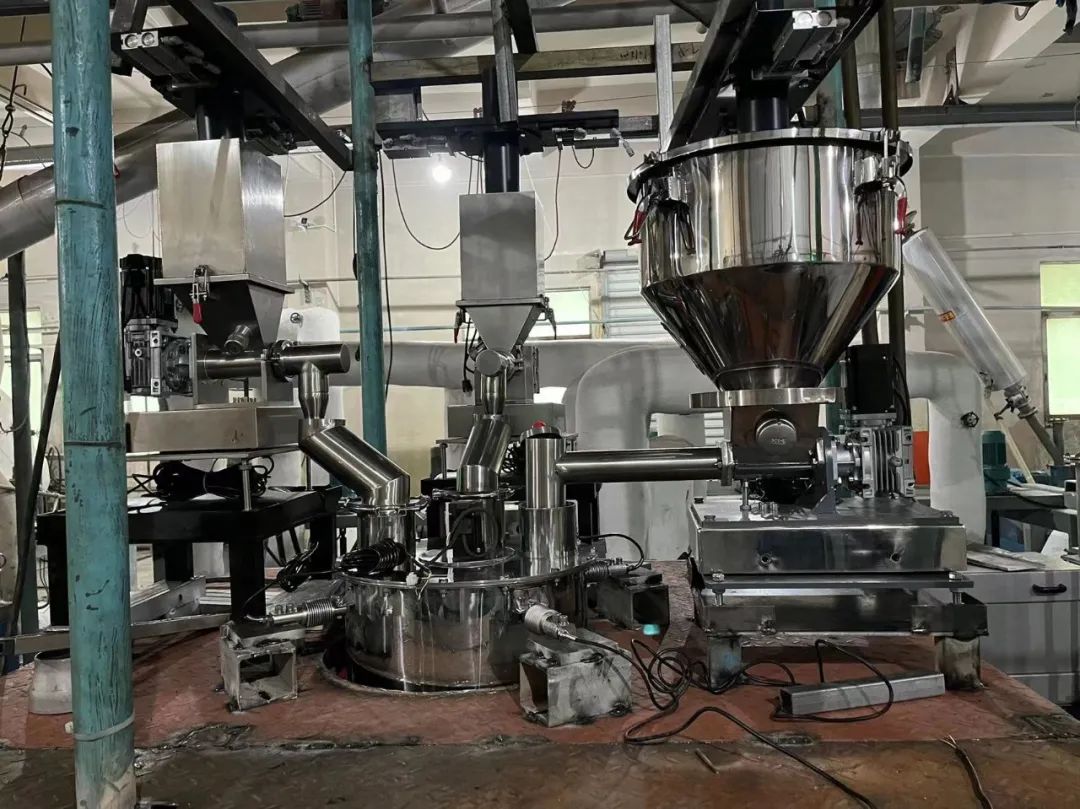 母粒機(jī)安裝現(xiàn)場(chǎng) 色母粒喂料機(jī)